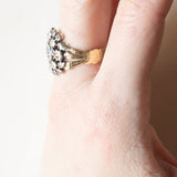 Vintage-Ring im antiken Stil aus 18 Karat Gold und Silber mit einem zentralen Diamanten im Brillantschliff (ca. 0.30 ct) und Diamanten im Rosettenschliff