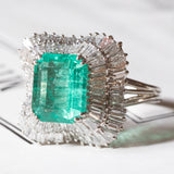 Vintage „Ballerina“-Ring aus 18 Karat Weißgold mit kolumbianischem Smaragd (ca. 3.60 ct) und Diamanten (ca. 2.24 ctw)