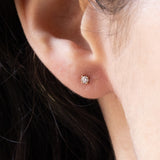 18 Karat Gelbgold-Ohrringe mit hellen Punkten und Diamanten im Brillantschliff (ca. 0.12 Karat)