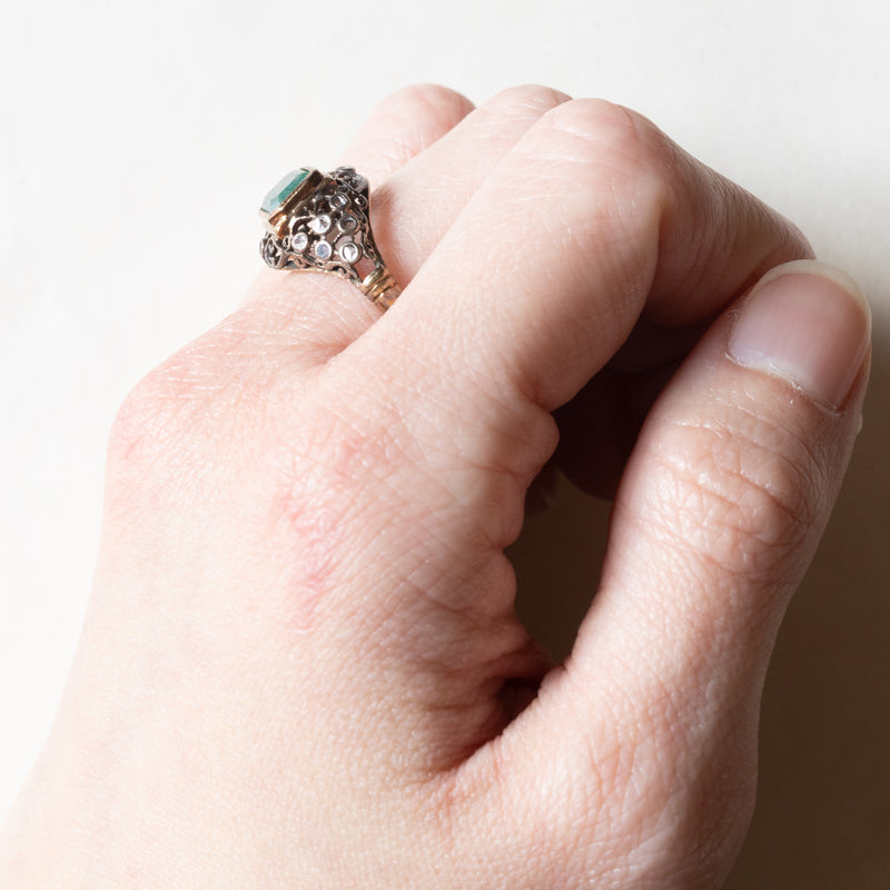 Anello antico in oro 18K e argento con smeraldo e diamanti di taglio rosetta, primi del ‘900