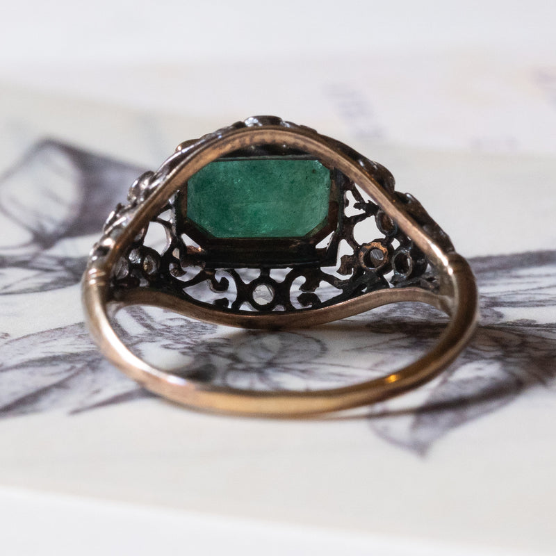 Anello antico in oro 18K e argento con smeraldo e diamanti di taglio rosetta, primi del ‘900