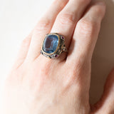 Anello vintage in stile antico in oro 18K e argento con zaffiro e rubini