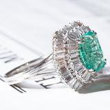 Vintage „Ballerina“-Ring aus 18 Karat Weißgold mit kolumbianischem Smaragd (ca. 3.60 ct) und Diamanten (ca. 2.24 ctw)