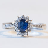 Vintage Gänseblümchenring aus 18 Karat Weißgold mit Saphir (ca. 0.35 ct) und Diamanten (ca. 0.15 ctw), 60er/70er Jahre