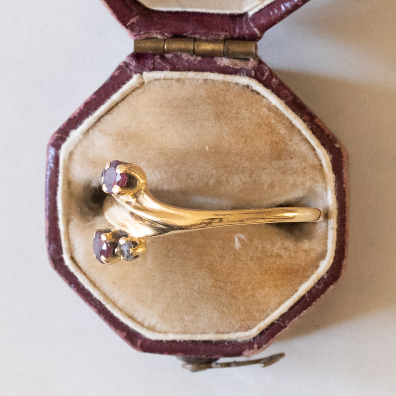 Anello vintage in oro 18K con rubini e paste di vetro bianche, anni ‘50/‘60