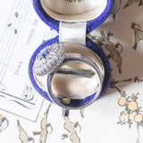 Anello vintage in oro bianco 14K con zaffiro (1.76ct ca.) e diamanti (2ctw ca.), anni ‘70/‘80