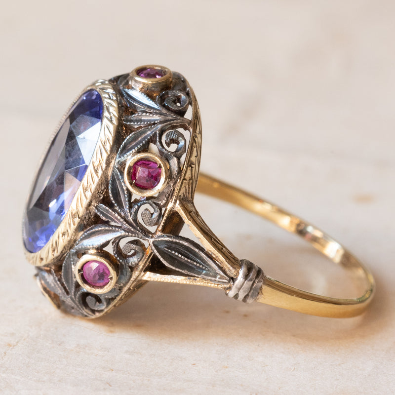Anello vintage in stile antico in oro 18K e argento con zaffiro e rubini