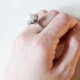 Anello vintage a margherita in oro bianco 14K con perla e diamanti (1ctw ca.), anni ‘50/‘60
