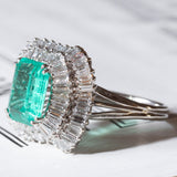 Vintage „Ballerina“-Ring aus 18 Karat Weißgold mit kolumbianischem Smaragd (ca. 3.60 ct) und Diamanten (ca. 2.24 ctw)
