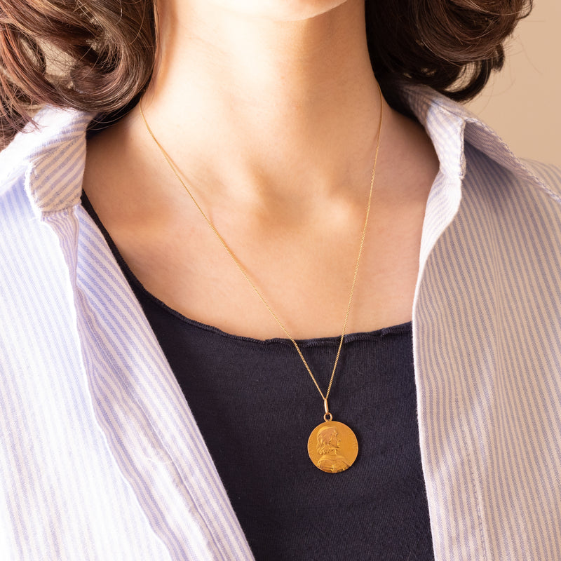 Ciondolo francese vintage con Giovanna d’Arco in oro giallo 18K