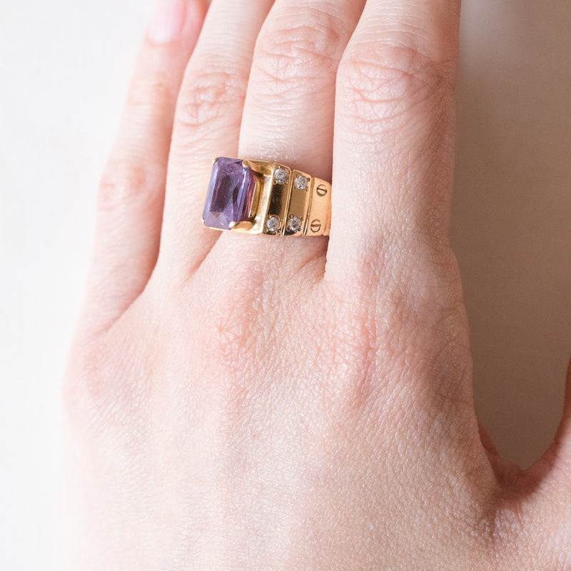 Anello in oro giallo e argento con zaffiro viola di ct. 14,00 circa, g Anello in oro giallo e argento con zaffiro viola di ct. 14,00 circa, g