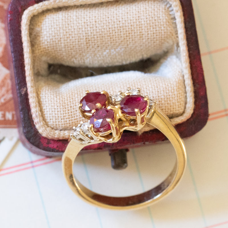 Anello vintage in oro 18K con rubini (1.30ctw ca.) e diamanti (0.10ctw ca.), anni ‘70