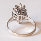 Vintage 18 Karat Weißgold Saphir (ca. 0.90 ct) und Diamanten (ca. 0.36 ctw) Gänseblümchenring, 70er Jahre