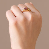 Anello vintage in oro giallo 18K con rubino (0.90ct ca.) e diamanti (0.20ctw ca.), anni ‘70/‘80