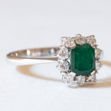 Vintage Gänseblümchen-Ring aus 18 Karat Weißgold mit Smaragd (ca. 0.50 Karat) und Diamanten (ca. 0.30 Karat), 60er