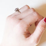 Винтажное кольцо из 18-каратного белого золота с рубином (около 0.10 карата) и бриллиантами (около 0.60 карата) с ромашками, 70-е годы