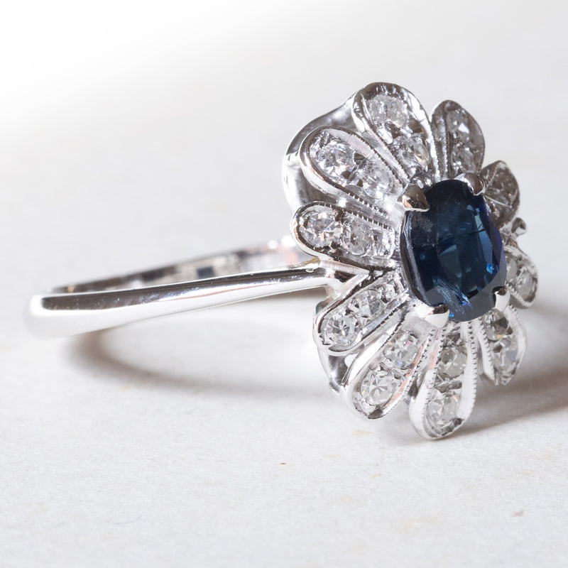 Anello vintage a margherita in oro bianco 18K con zaffiro (0.50ct ca.) e diamanti (0.30ctw ca.), anni ‘60