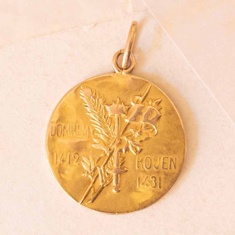 Ciondolo francese vintage con Giovanna d’Arco in oro giallo 18K