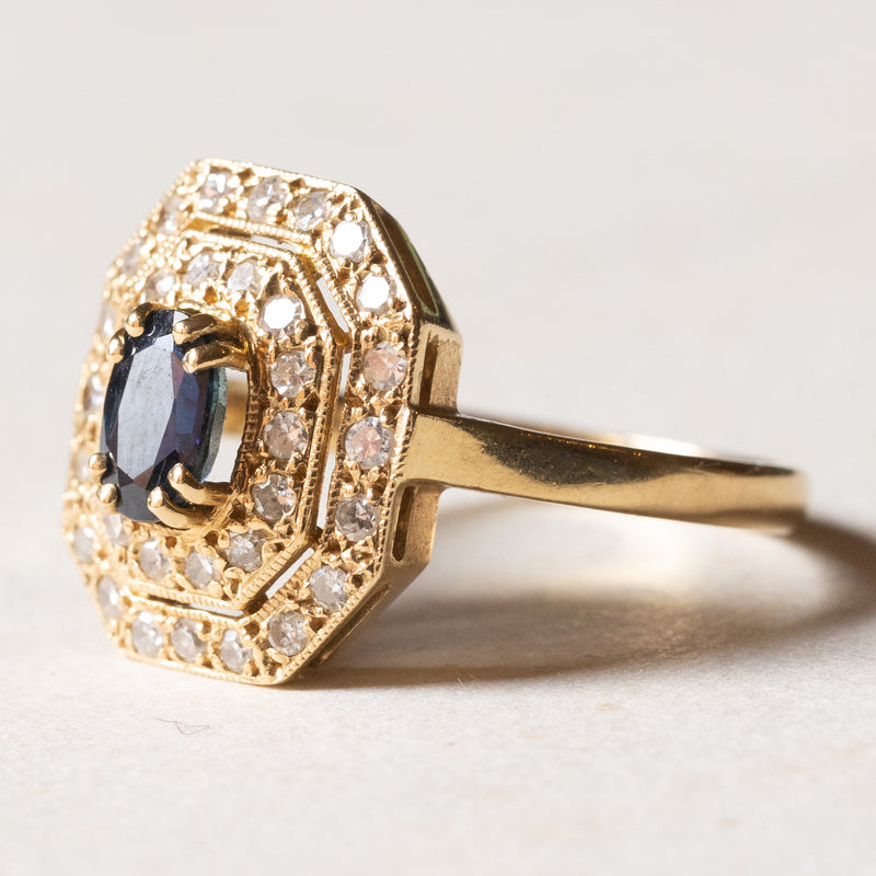 Anello vintage a margherita in oro 18K con zaffiro (0.60ct ca.) e diamanti (0.34ctw ca.), anni ‘60/‘70