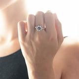 Vintage 14K gold daisy ring with sapphire (approx. 1ct) and diamonds (approx. 0.80ctw), 50s