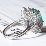 Vintage „Ballerina“-Ring aus 18 Karat Weißgold mit kolumbianischem Smaragd (ca. 3.60 ct) und Diamanten (ca. 2.24 ctw)