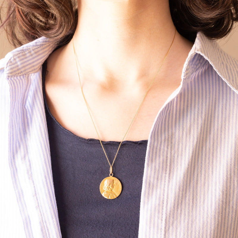 Ciondolo francese vintage con Giovanna d’Arco in oro giallo 18K