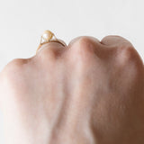 Anello vintage in oro giallo 18K con perla bianca, anni ‘40/‘50