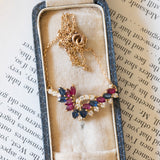 Vintage-Halskette aus 18 Karat Gold mit Rubinen, Saphiren und Diamanten (ca. 0.30 ctw), 70er / 80er Jahre