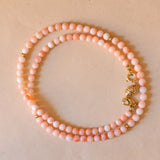 Collana vintage in oro 9K con corallo rosa, anni ‘50/‘60