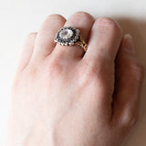 Vintage-Ring im antiken Stil aus 18 Karat Gold und Silber mit einem zentralen Diamanten im Rosenschliff (ca. 2.20 ct) und Diamanten im Rosettenschliff