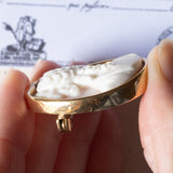 Spilla vintage in oro 18K con cammeo su conchiglia, anni ‘50