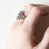 Vintage-Ring im antiken Stil aus 18 Karat Gold und Silber mit einem zentralen Diamanten im Brillantschliff (ca. 0.30 ct) und Diamanten im Rosettenschliff