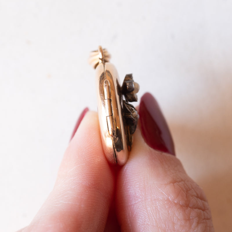 Pendente portafoto antico in oro giallo 18K con decorazione a forma di fiore in argento con perline bianche, primi del ‘900