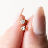 18 Karat Gelbgold-Ohrringe mit hellen Punkten und Diamanten im Brillantschliff (ca. 0.12 Karat)