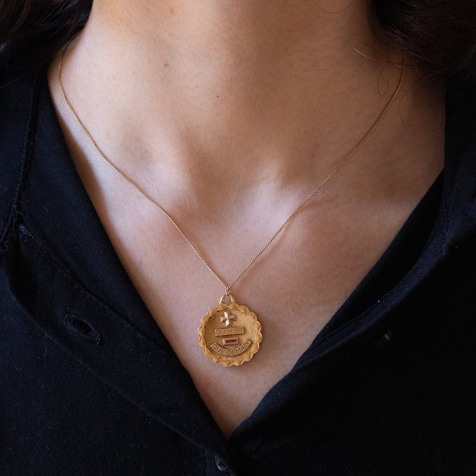 Ciondolo Plus Qu'hier Moins Que Demain – Collana Placcata Oro 18k Con Zirconi Rossi - Foto 2