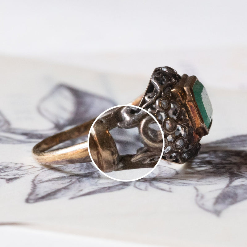 Anello antico in oro 18K e argento con smeraldo e diamanti di taglio rosetta, primi del ‘900