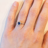 Vintage Gänseblümchenring aus 18 Karat Weißgold mit Saphir (ca. 0.35 ct) und Diamanten (ca. 0.15 ctw), 60er/70er Jahre