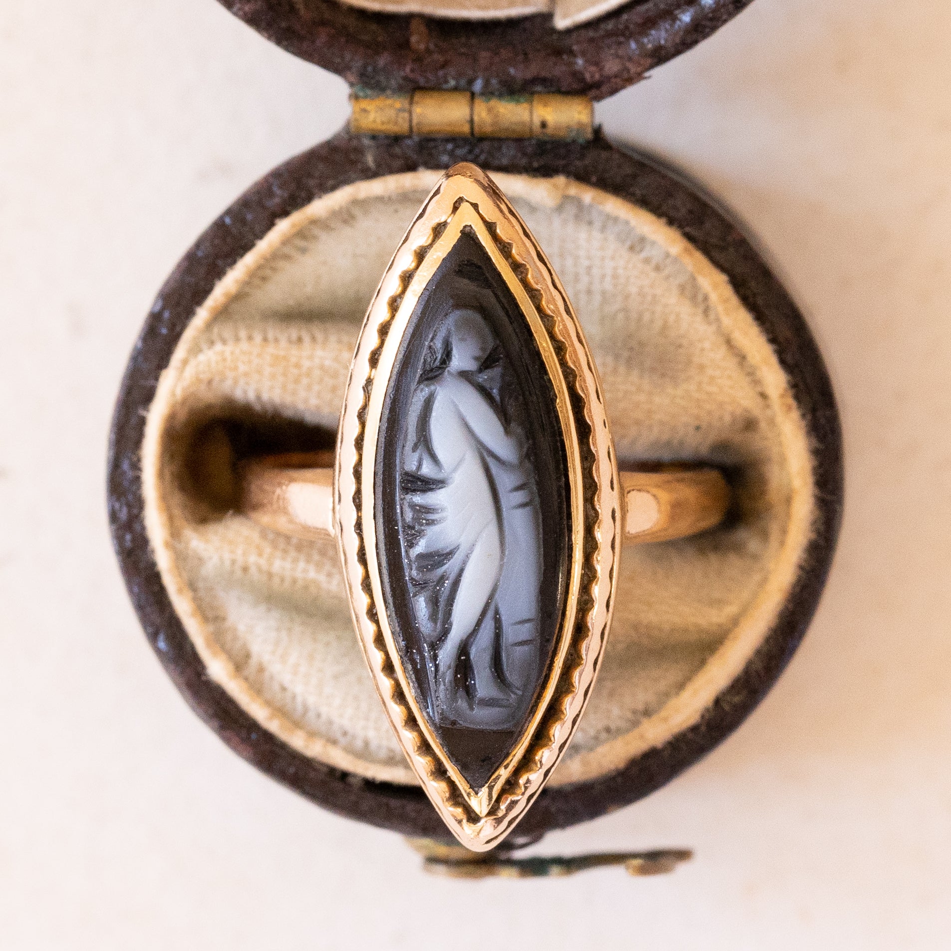 Orecchini a cerchio rotondi in oro giallo 14k con zirconi cubici Orecchini a cerchio rotondi in oro giallo 14k con zirconi cubici