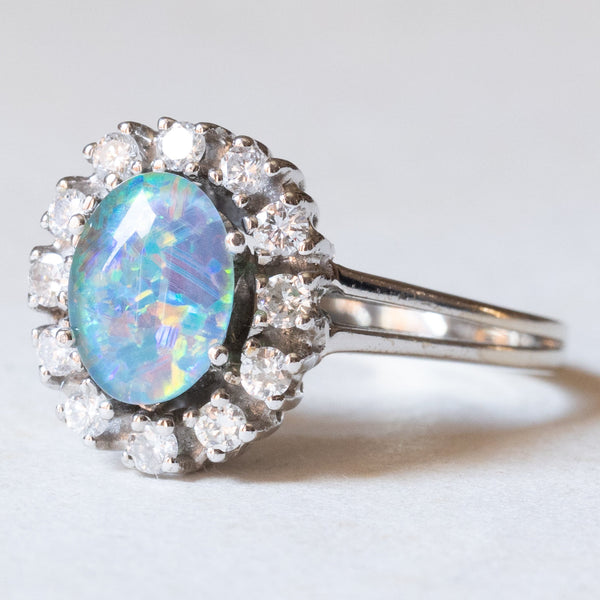 🌌 Anello vintage a margherita in oro bianco 14K con opale triplet e diamanti di taglio brillante (0.24ctw ca.), anni ‘60