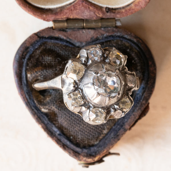 Anello a margherita antico in oro 18K e argento con diamanti di taglio vecchia miniera (1.15ctw ca.), seconda metà dell’800