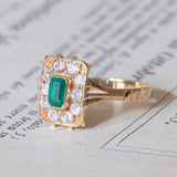 Anello vintage a margherita in oro 18K con smeraldo (0.60ct ca.) e diamanti (0.80ctw ca.), anni ‘70