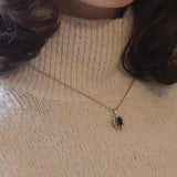 Vintage Halskette aus 14 Karat Weißgold mit Saphir (ca. 1.15 Karat) und Diamant (ca. 0.12 Karat) mit Kette aus 8 Karat Gold, 70er Jahre