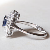 Anello vintage a margherita in oro bianco 18K con zaffiro (0.50ct ca.) e diamanti (0.30ctw ca.), anni ‘60