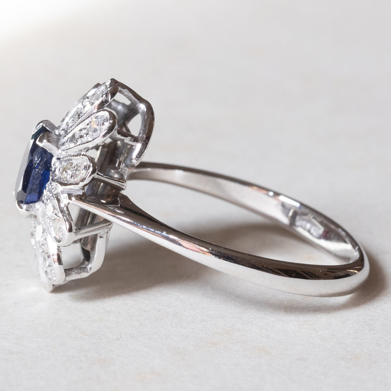 Anello vintage a margherita in oro bianco 18K con zaffiro (0.50ct ca.) e diamanti (0.30ctw ca.), anni ‘60