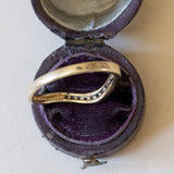 Bague "V" vintage en or 14 carats avec diamants (environ 0.10 ct), années 70