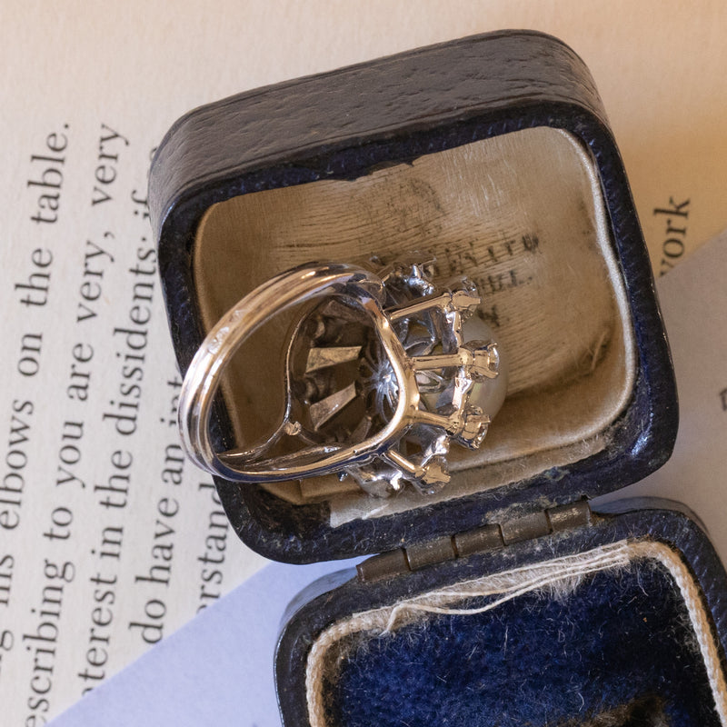 Anello a margherita vintage in oro bianco 18K con perla e diamanti (1ctw ca.), anni ‘80/‘90
