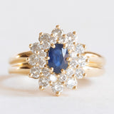 Anello vintage a margherita in oro giallo 18K con zaffiro (0.47ct ca.) e diamanti (0.84ctw ca.), anni ‘60