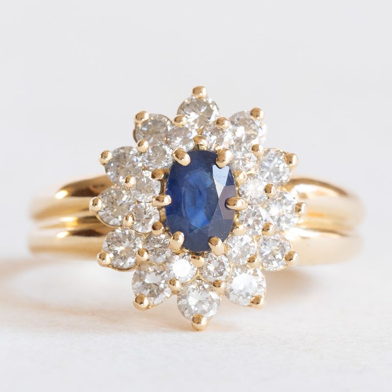 Anello vintage a margherita in oro giallo 18K con zaffiro (0.47ct ca.) e diamanti (0.84ctw ca.), anni ‘60