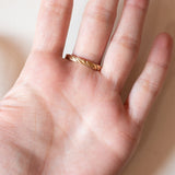 Vintage-Ring im antiken Stil aus 18 Karat Gold und Silber mit einem zentralen Diamanten im Rosenschliff (ca. 2.20 ct) und Diamanten im Rosettenschliff