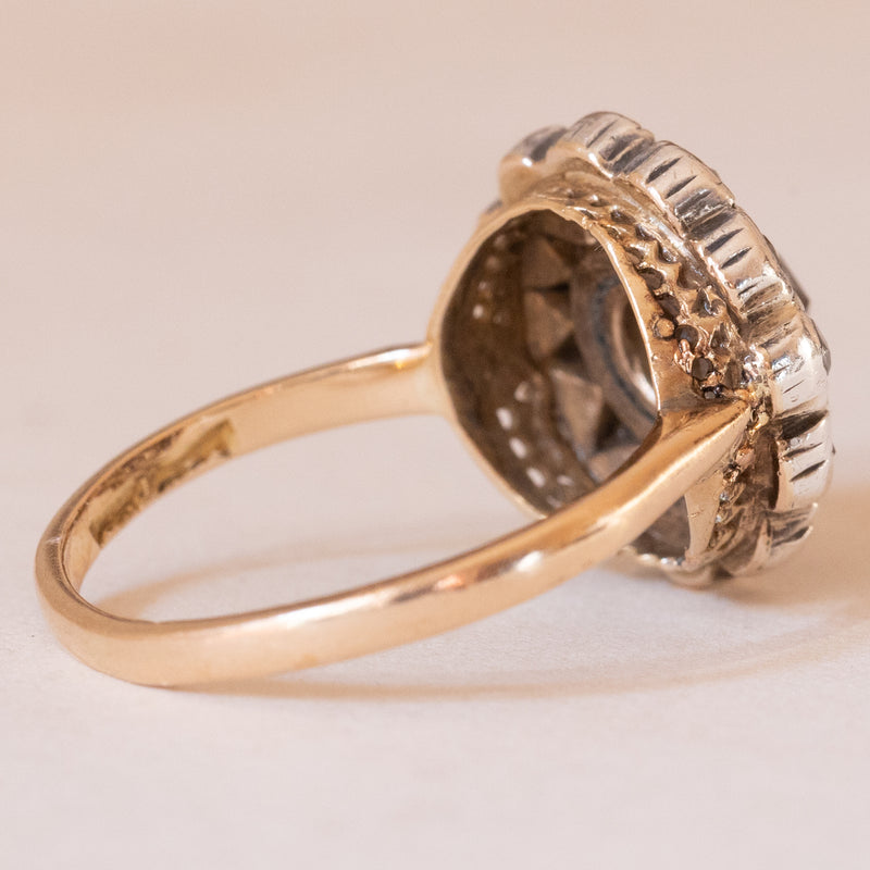 Anello vintage in stile antico a margherita in oro giallo 18K e argento con diamanti (centrale 0.40ct ca.), anni '60